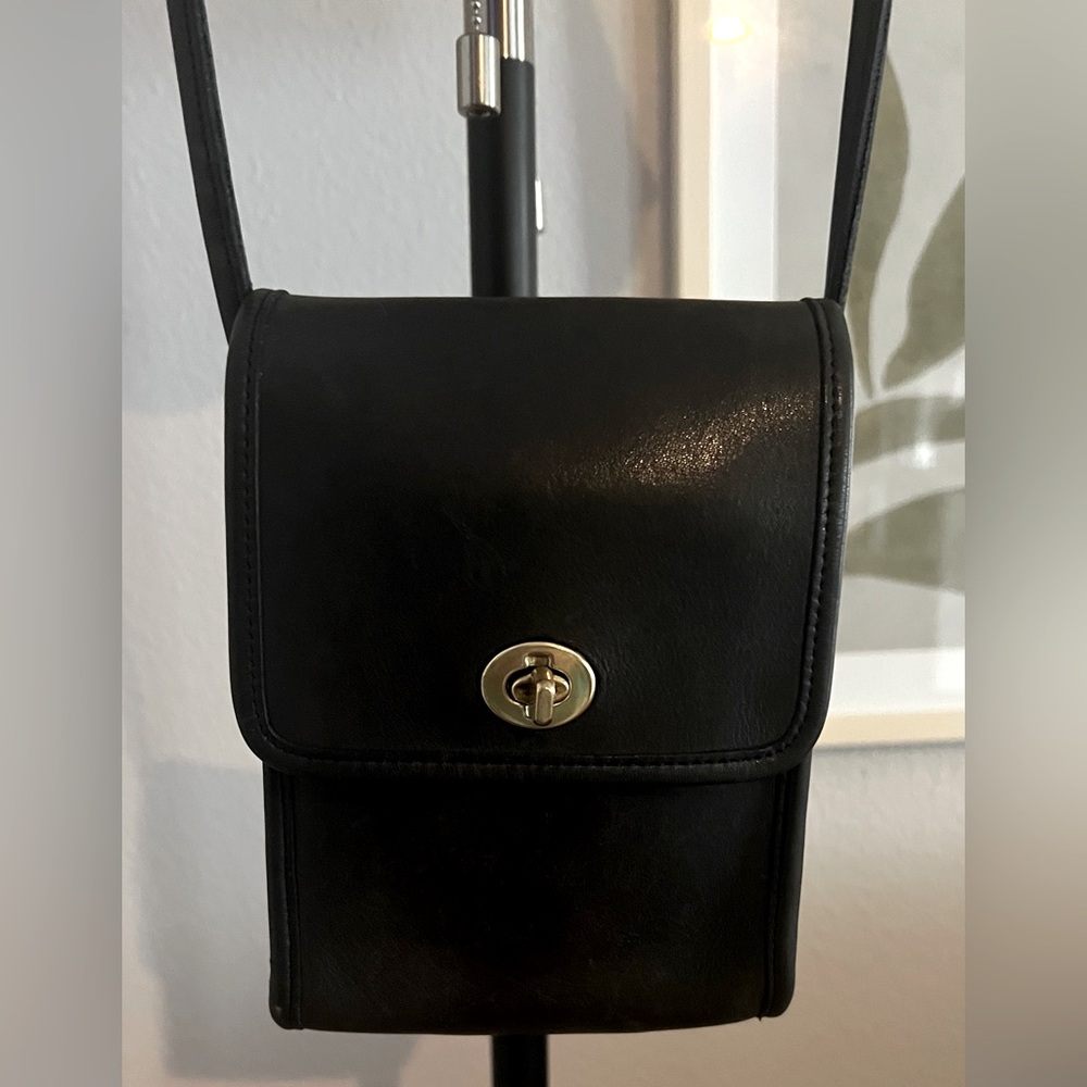 Coach Vintage 1980’s 858-246 Black Leather Crossbody Bag w/Brass Toggle Closure